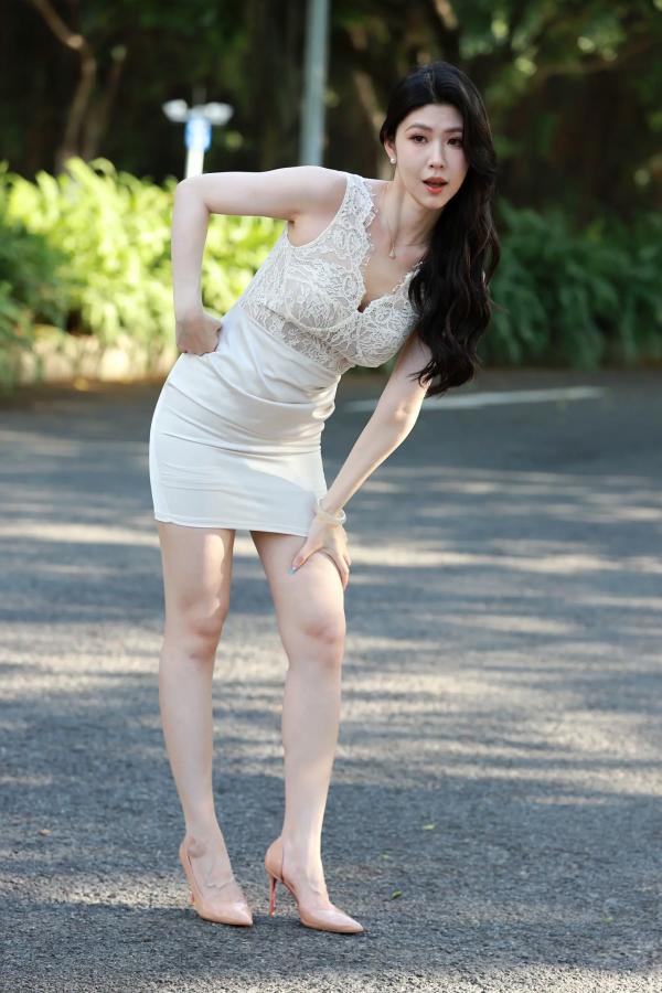    白裙气质美女修身蕾丝短裙街拍写真 极品修长美腿诱惑女神 [161P]第113张图片