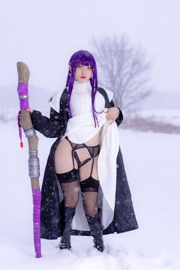    小丁Cosplay《葬送的芙莉莲》菲伦，雪地大尺度福利写真，极致童颜诱惑，视觉盛宴 [72P]第6张图片