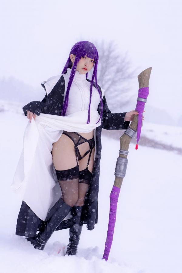    小丁Cosplay《葬送的芙莉莲》菲伦，雪地大尺度福利写真，极致童颜诱惑，视觉盛宴 [72P]第7张图片
