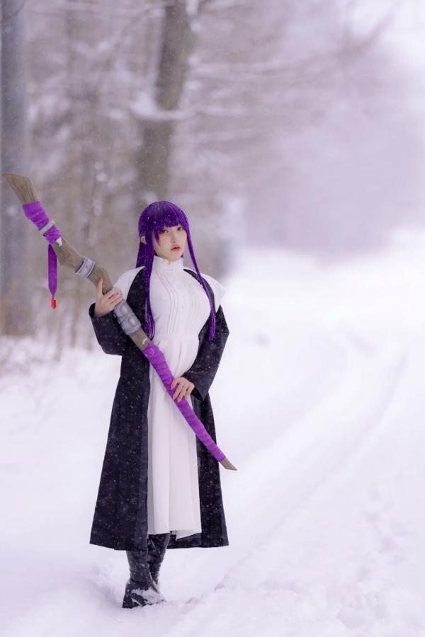    小丁Cosplay《葬送的芙莉莲》菲伦，雪地大尺度福利写真，极致童颜诱惑，视觉盛宴 [72P]第8张图片