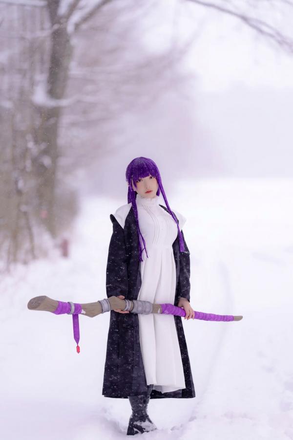    小丁Cosplay《葬送的芙莉莲》菲伦，雪地大尺度福利写真，极致童颜诱惑，视觉盛宴 [72P]第9张图片