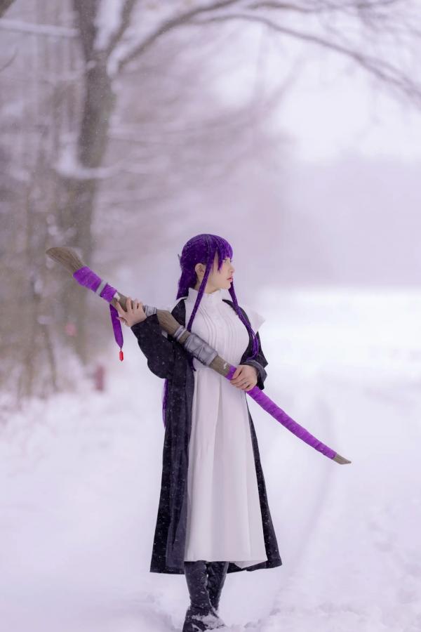    小丁Cosplay《葬送的芙莉莲》菲伦，雪地大尺度福利写真，极致童颜诱惑，视觉盛宴 [72P]第10张图片
