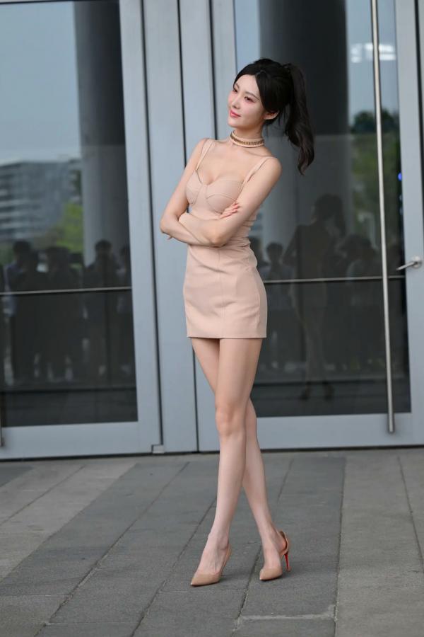    魅力吊带短裙美女街拍：修身裸色性感紧身裙勾勒迷人曲线，都市时尚风情 [92P]第60张图片