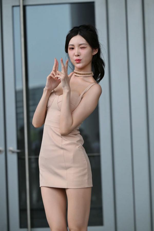    魅力吊带短裙美女街拍：修身裸色性感紧身裙勾勒迷人曲线，都市时尚风情 [92P]第74张图片