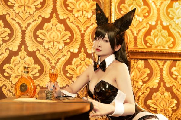    洛璃LoLiSAMA碧蓝航线爱宕兔女郎COS，性感漆皮制服诱惑，高端酒吧场景实拍[50P]第35张图片
