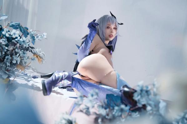    上杉绘梨落丝柯克Cosplay写真，原神角色扮演，大尺度冷艳视觉盛宴[118P]第12张图片