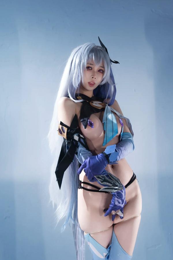    上杉绘梨落丝柯克Cosplay写真，原神角色扮演，大尺度冷艳视觉盛宴[118P]第17张图片