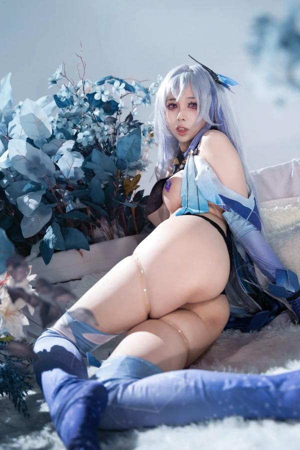    上杉绘梨落丝柯克Cosplay写真，原神角色扮演，大尺度冷艳视觉盛宴[118P]第31张图片