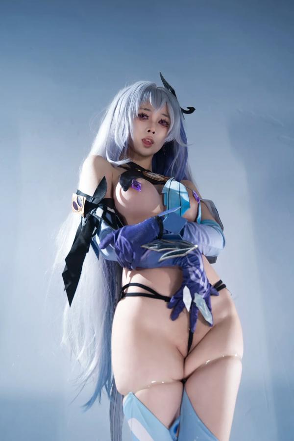    上杉绘梨落丝柯克Cosplay写真，原神角色扮演，大尺度冷艳视觉盛宴[118P]第39张图片