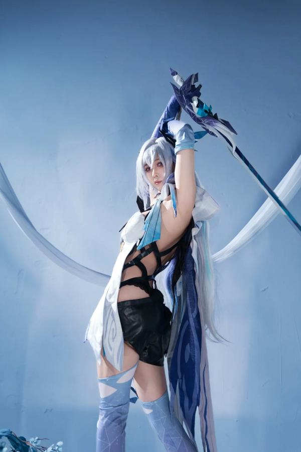    上杉绘梨落丝柯克Cosplay写真，原神角色扮演，大尺度冷艳视觉盛宴[118P]第43张图片