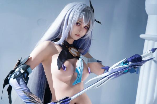    上杉绘梨落丝柯克Cosplay写真，原神角色扮演，大尺度冷艳视觉盛宴[118P]第45张图片