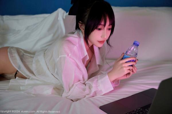    XiuRen秀人网-9274-玥儿玥er-白色衬衫诱惑私房照，卧室床边展现清纯与性感的极致碰撞，白嫩肌肤令人心动第1张图片