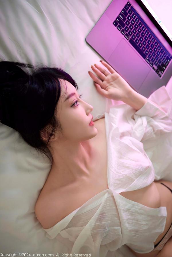    XiuRen秀人网-9274-玥儿玥er-白色衬衫诱惑私房照，卧室床边展现清纯与性感的极致碰撞，白嫩肌肤令人心动第31张图片