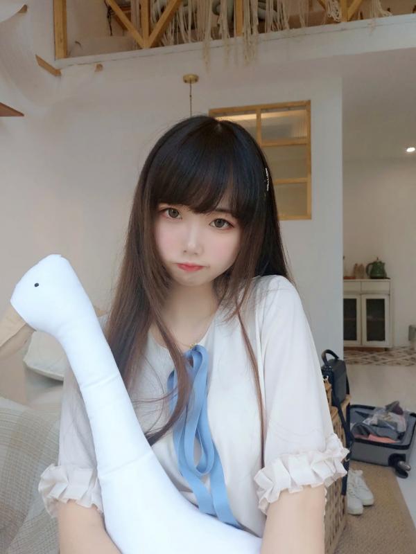    Cos小姐姐雪琪清新私房写真：娇俏少女裸足特写，足控福利治愈系美图 [50P]第2张图片