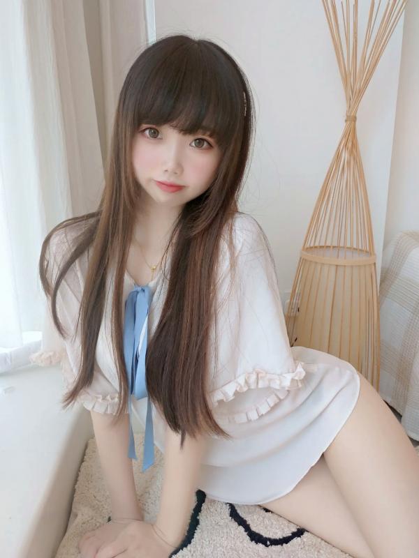    Cos小姐姐雪琪清新私房写真：娇俏少女裸足特写，足控福利治愈系美图 [50P]第8张图片