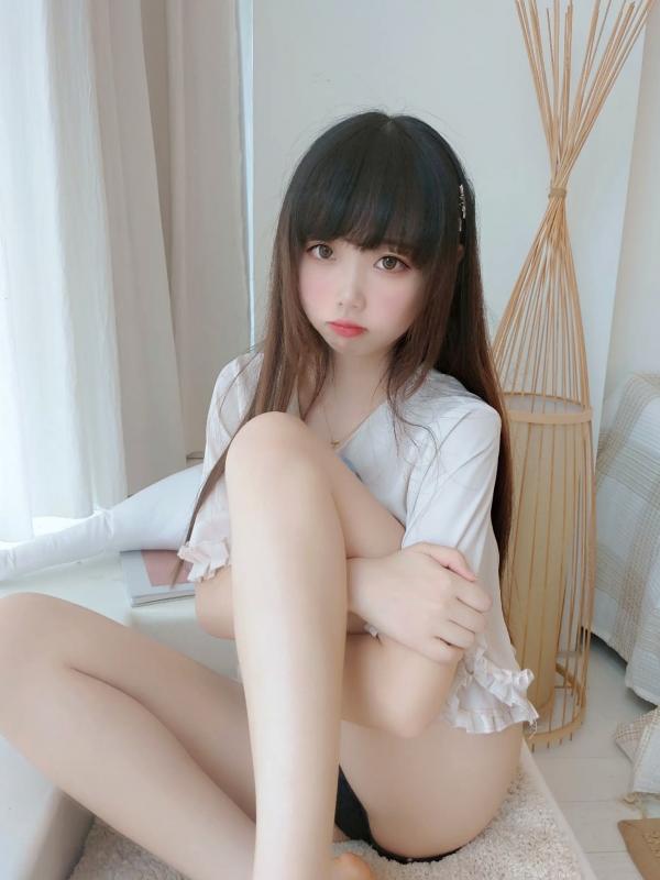    Cos小姐姐雪琪清新私房写真：娇俏少女裸足特写，足控福利治愈系美图 [50P]第11张图片