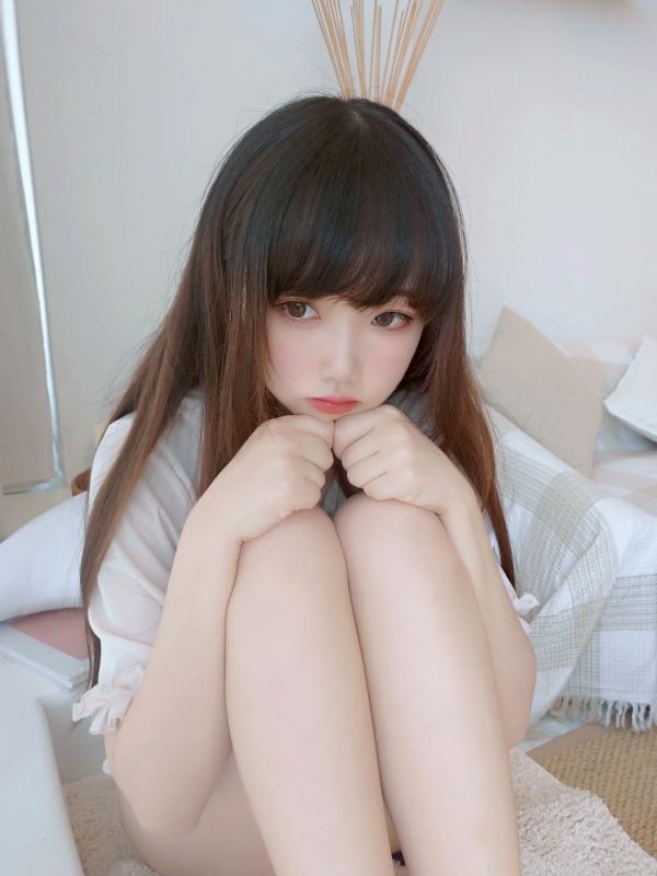    Cos小姐姐雪琪清新私房写真：娇俏少女裸足特写，足控福利治愈系美图 [50P]第13张图片