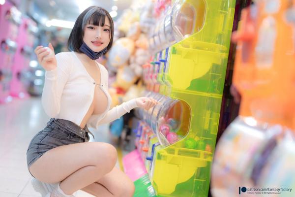    Fantasy-Factory 小丁Ding 白色开衫热裤街拍写真 私房户外性感尤物电梯诱惑第9张图片
