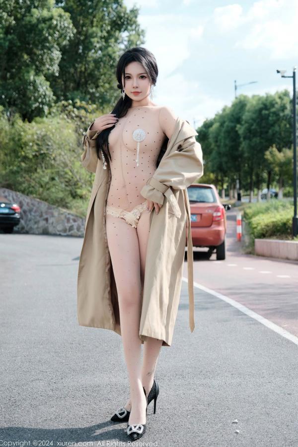    秀人网9261麦田：米色大衣配透视连体衣，街拍女神展现极致丝滑与性感曲线，高清私房大片第10张图片