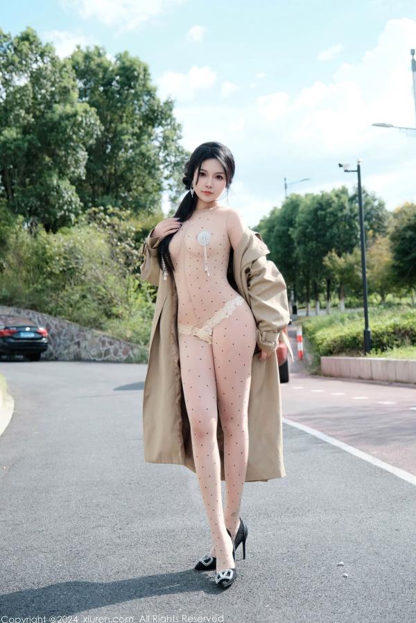    秀人网9261麦田：米色大衣配透视连体衣，街拍女神展现极致丝滑与性感曲线，高清私房大片第11张图片
