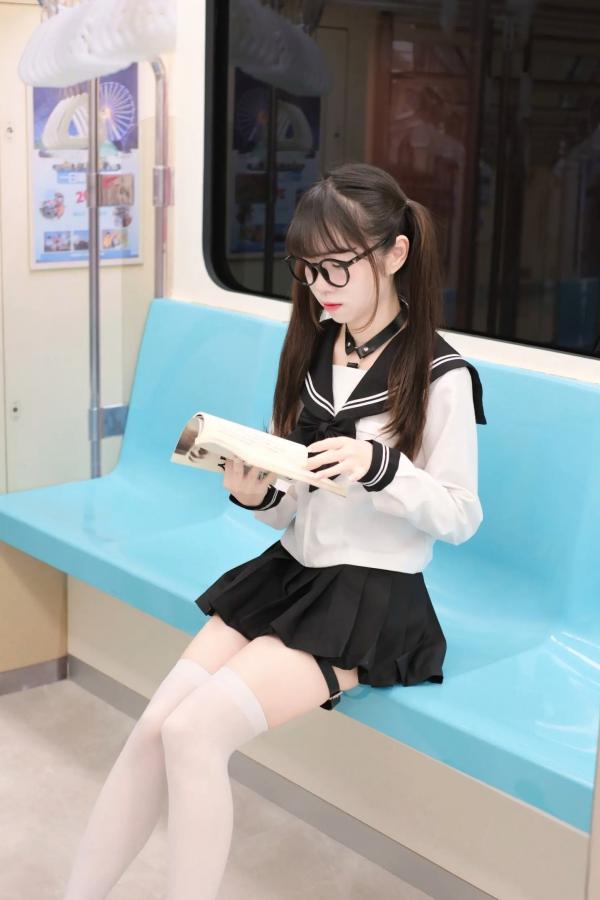    摄影写真《可可小白兔》：电车上的JK绑带诱惑，极致大胆的角色扮演视觉大赏第1张图片