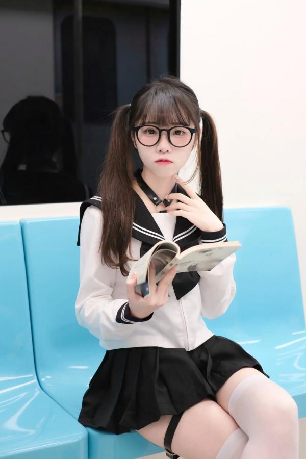    摄影写真《可可小白兔》：电车上的JK绑带诱惑，极致大胆的角色扮演视觉大赏第2张图片