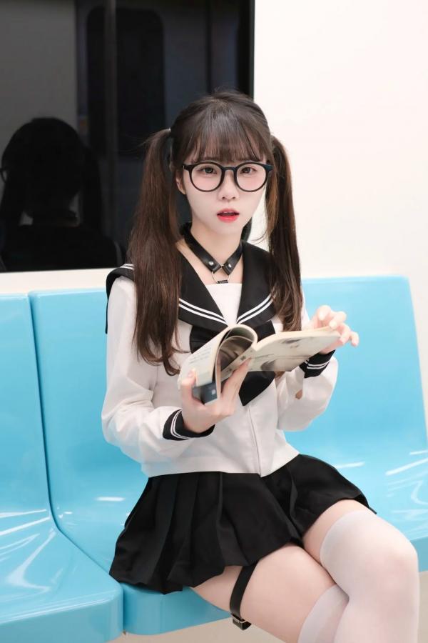    摄影写真《可可小白兔》：电车上的JK绑带诱惑，极致大胆的角色扮演视觉大赏第3张图片