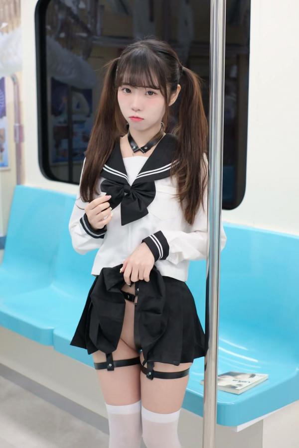    摄影写真《可可小白兔》：电车上的JK绑带诱惑，极致大胆的角色扮演视觉大赏第16张图片