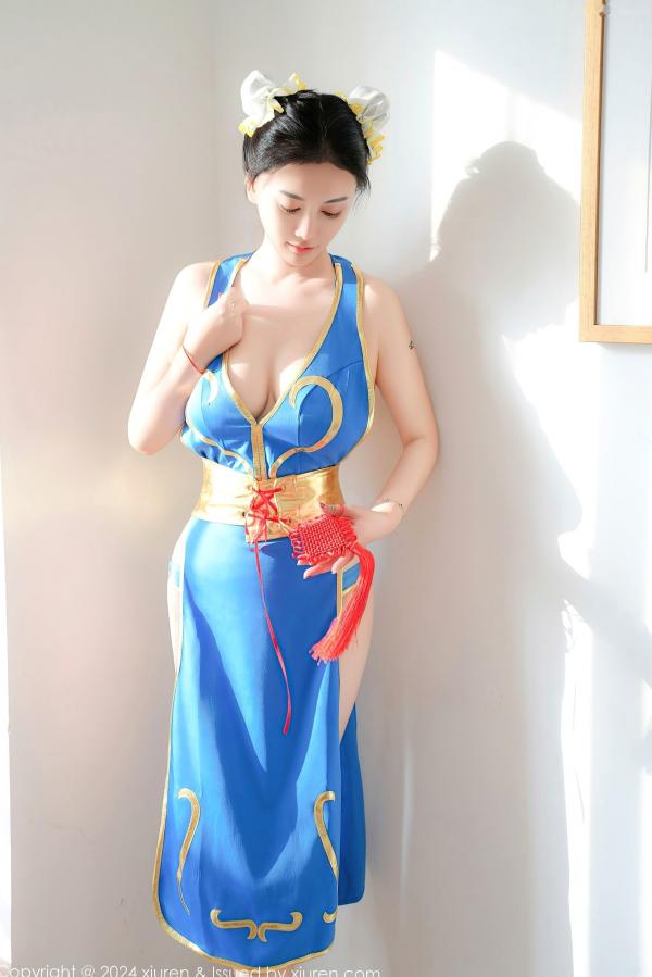    秀人网9252 雅茹老师绝美春丽cosplay，性感爆乳室内写真，高颜值女神火辣演绎蓝衣诱惑第33张图片