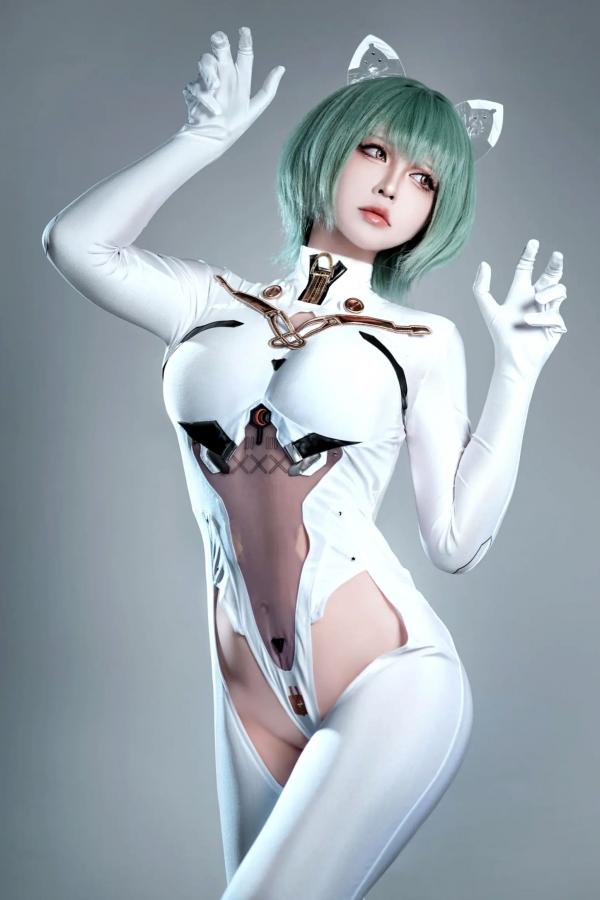    索索半半子 碧蓝航线纳希莫夫COS写真，未来感白色紧身机甲服，高冷机甲娘角色扮演美图[38P]第4张图片