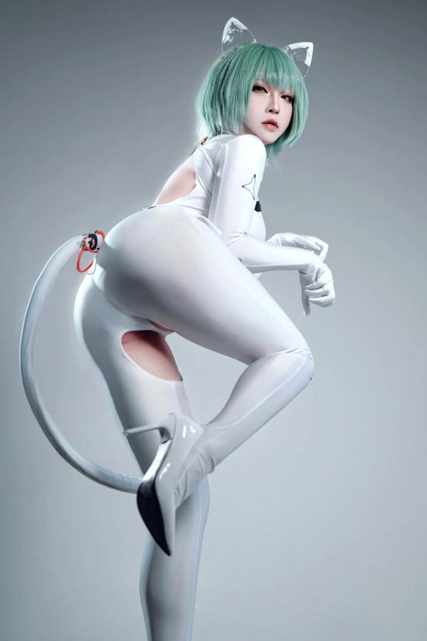    索索半半子 碧蓝航线纳希莫夫COS写真，未来感白色紧身机甲服，高冷机甲娘角色扮演美图[38P]第10张图片