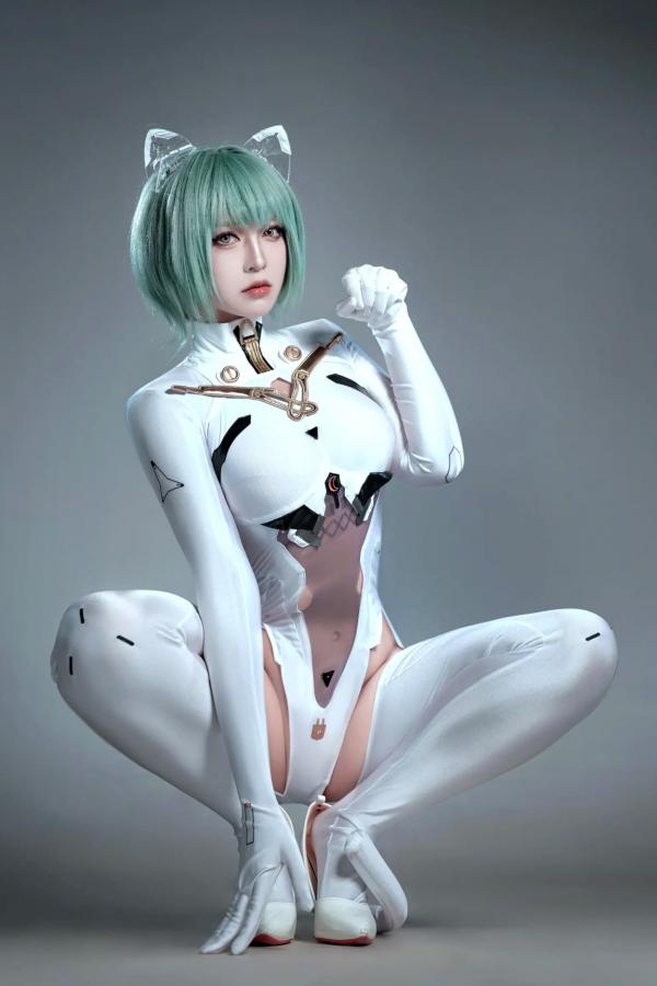    索索半半子 碧蓝航线纳希莫夫COS写真，未来感白色紧身机甲服，高冷机甲娘角色扮演美图[38P]第12张图片