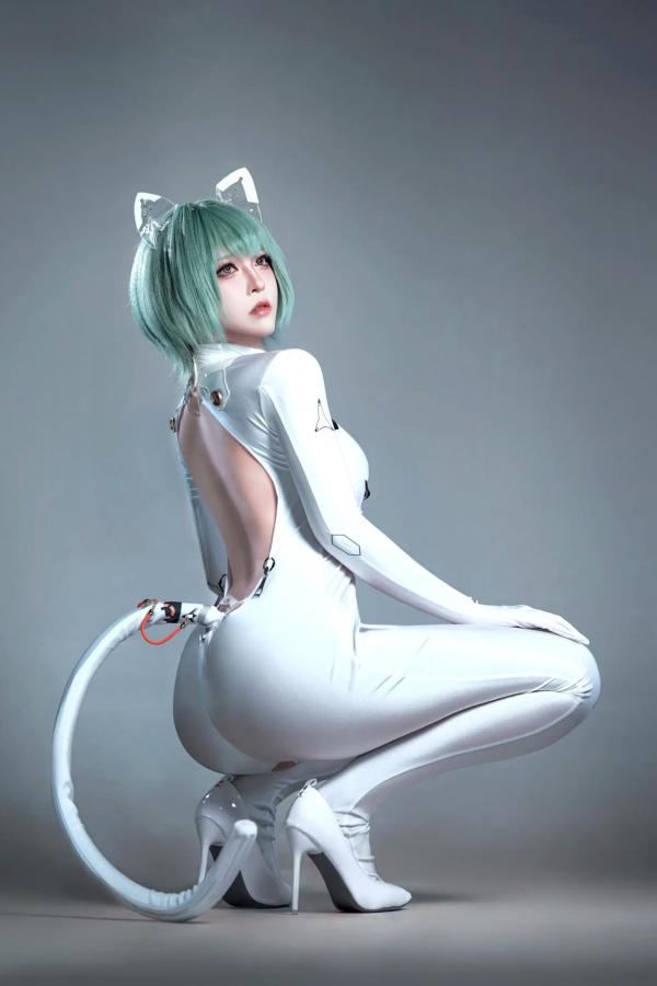    索索半半子 碧蓝航线纳希莫夫COS写真，未来感白色紧身机甲服，高冷机甲娘角色扮演美图[38P]第13张图片