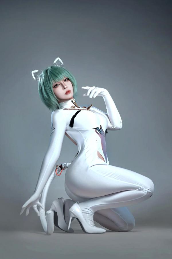    索索半半子 碧蓝航线纳希莫夫COS写真，未来感白色紧身机甲服，高冷机甲娘角色扮演美图[38P]第14张图片