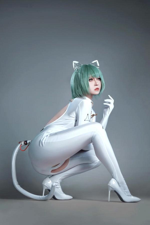    索索半半子 碧蓝航线纳希莫夫COS写真，未来感白色紧身机甲服，高冷机甲娘角色扮演美图[38P]第15张图片