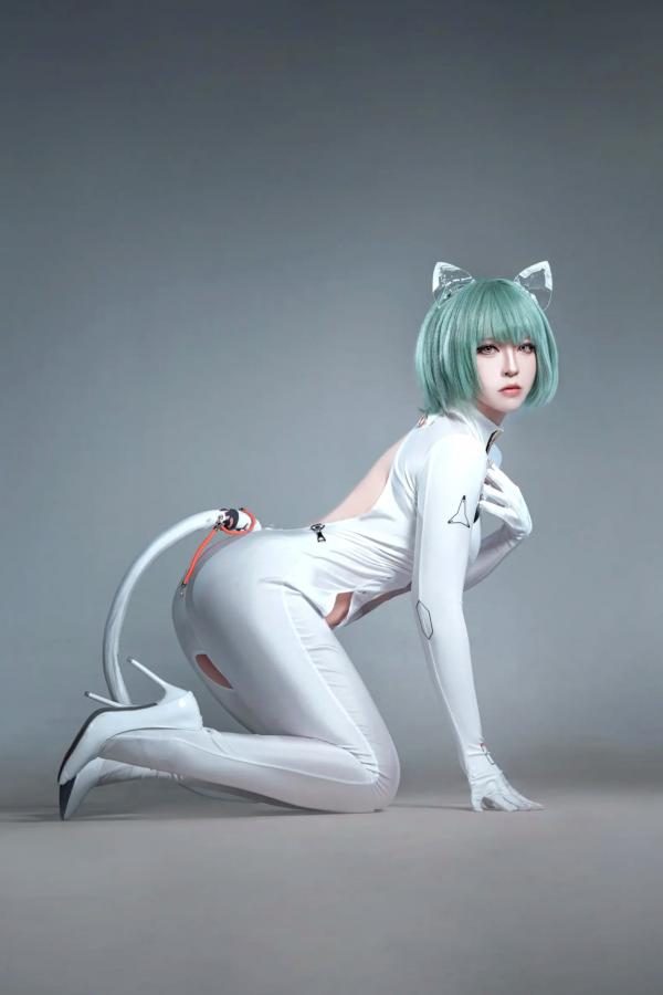    索索半半子 碧蓝航线纳希莫夫COS写真，未来感白色紧身机甲服，高冷机甲娘角色扮演美图[38P]第17张图片