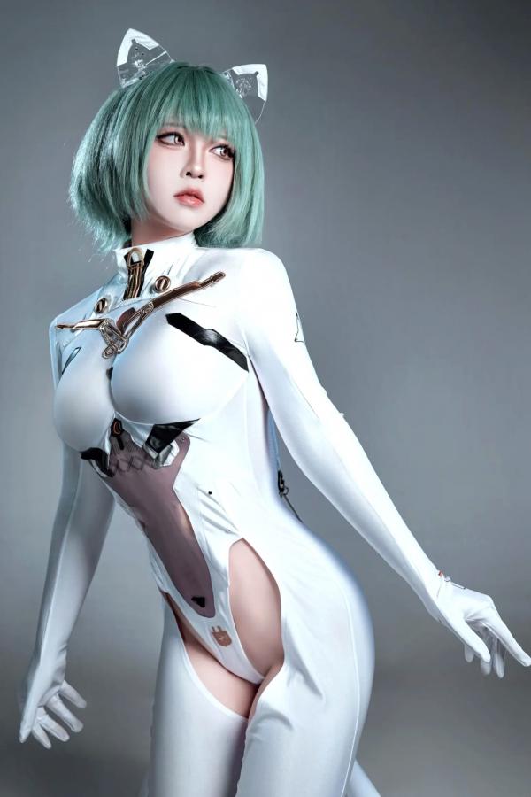    索索半半子 碧蓝航线纳希莫夫COS写真，未来感白色紧身机甲服，高冷机甲娘角色扮演美图[38P]第18张图片