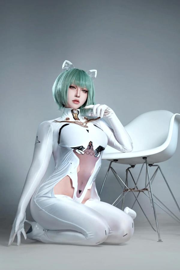    索索半半子 碧蓝航线纳希莫夫COS写真，未来感白色紧身机甲服，高冷机甲娘角色扮演美图[38P]第20张图片