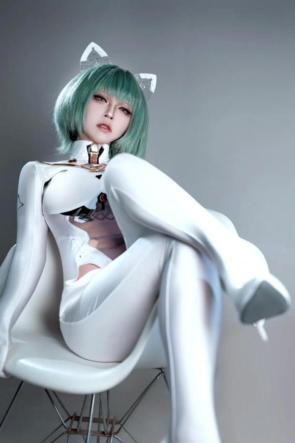    索索半半子 碧蓝航线纳希莫夫COS写真，未来感白色紧身机甲服，高冷机甲娘角色扮演美图[38P]第23张图片