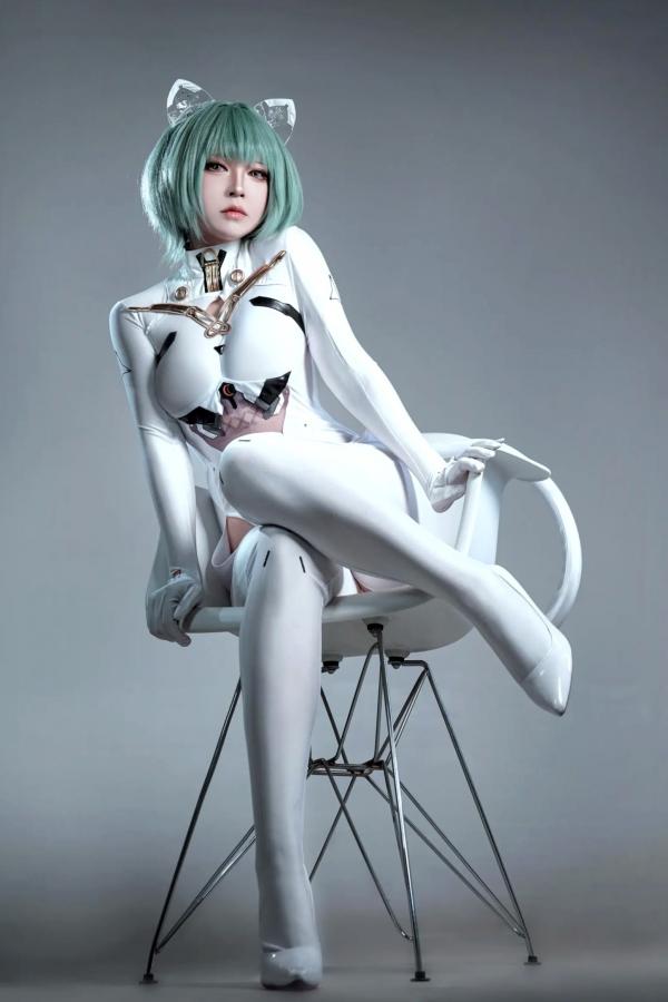    索索半半子 碧蓝航线纳希莫夫COS写真，未来感白色紧身机甲服，高冷机甲娘角色扮演美图[38P]第24张图片