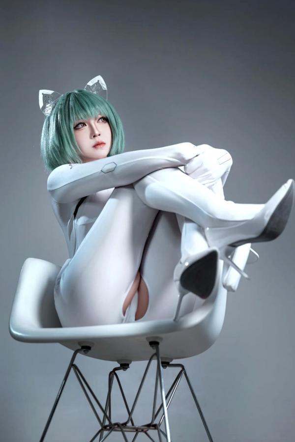    索索半半子 碧蓝航线纳希莫夫COS写真，未来感白色紧身机甲服，高冷机甲娘角色扮演美图[38P]第29张图片