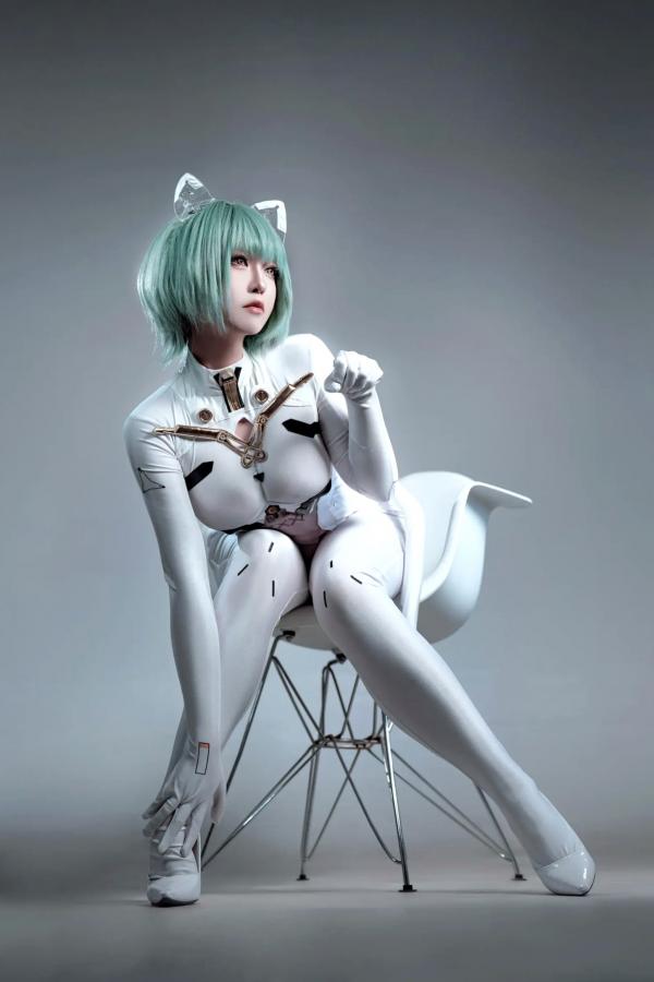    索索半半子 碧蓝航线纳希莫夫COS写真，未来感白色紧身机甲服，高冷机甲娘角色扮演美图[38P]第31张图片