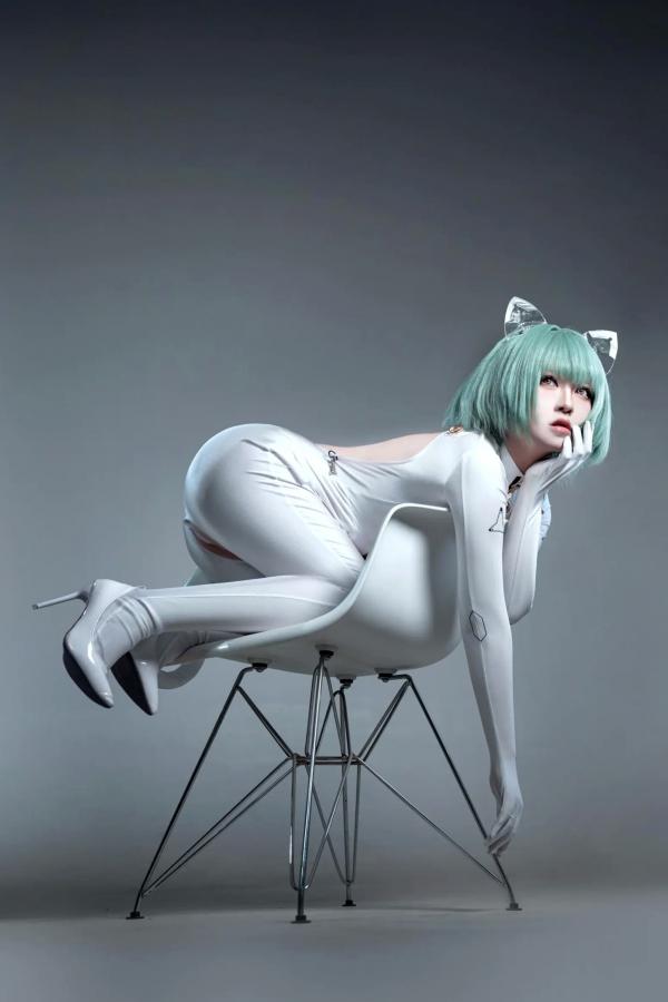    索索半半子 碧蓝航线纳希莫夫COS写真，未来感白色紧身机甲服，高冷机甲娘角色扮演美图[38P]第32张图片