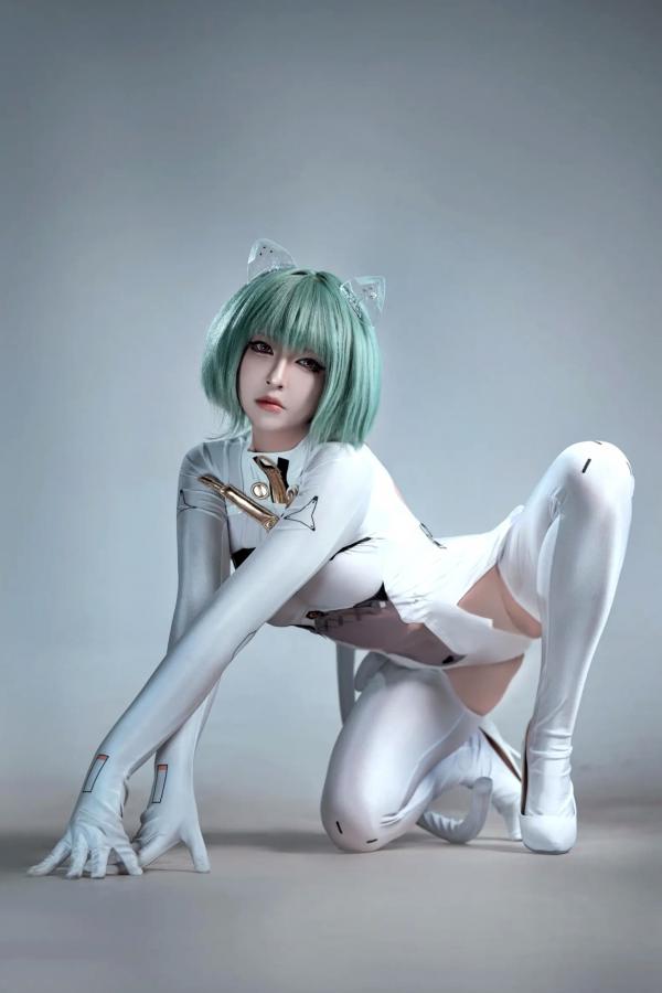    索索半半子 碧蓝航线纳希莫夫COS写真，未来感白色紧身机甲服，高冷机甲娘角色扮演美图[38P]第35张图片