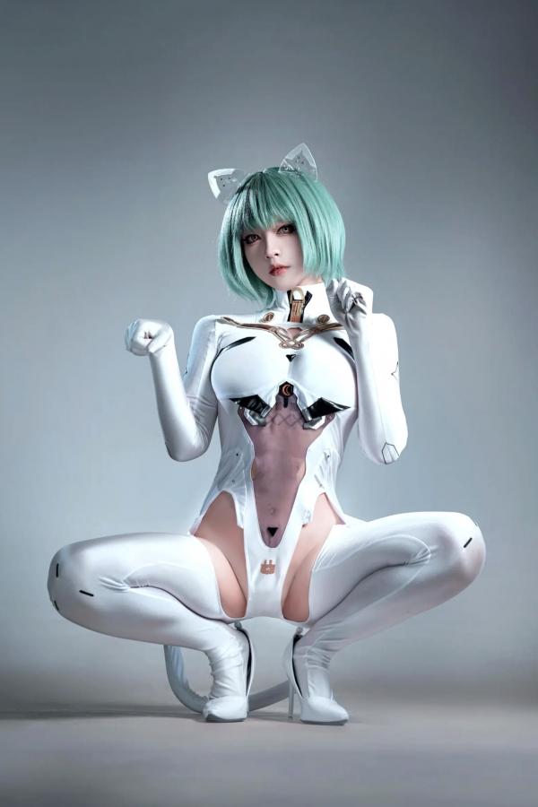    索索半半子 碧蓝航线纳希莫夫COS写真，未来感白色紧身机甲服，高冷机甲娘角色扮演美图[38P]第36张图片