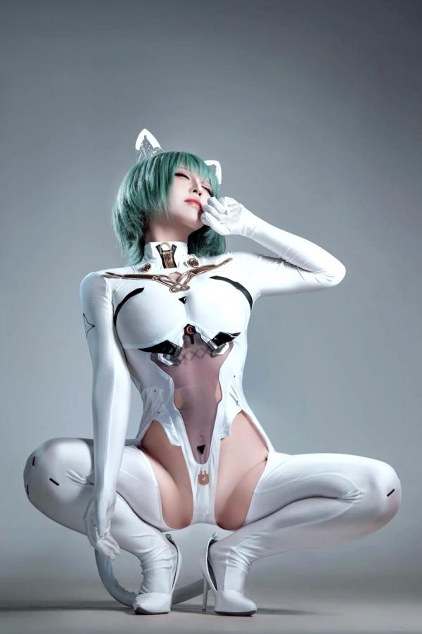    索索半半子 碧蓝航线纳希莫夫COS写真，未来感白色紧身机甲服，高冷机甲娘角色扮演美图[38P]第37张图片