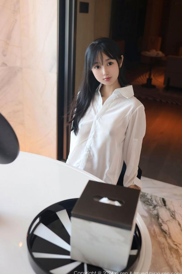    秀人网林好好9251首套写真：纯欲风白色衬衣，室内私房大片，极致长腿与清纯撩人瞬间第4张图片