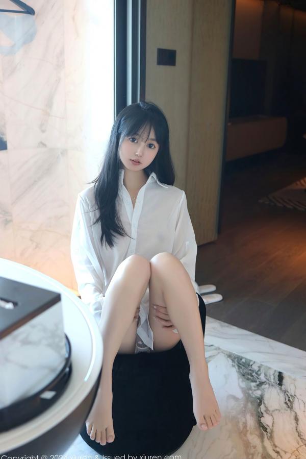    秀人网林好好9251首套写真：纯欲风白色衬衣，室内私房大片，极致长腿与清纯撩人瞬间第12张图片