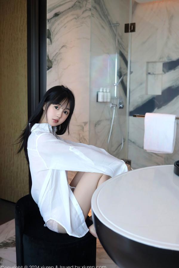    秀人网林好好9251首套写真：纯欲风白色衬衣，室内私房大片，极致长腿与清纯撩人瞬间第13张图片