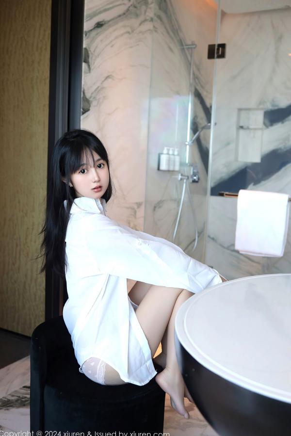   秀人网林好好9251首套写真：纯欲风白色衬衣，室内私房大片，极致长腿与清纯撩人瞬间第14张图片